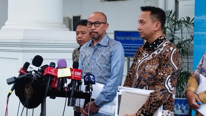 Anggota DEN Chatib Basri menilai kebijakan ini dapat memicu inflasi terjadi di AS dan membuat era suku bunga tinggi makin panjang.