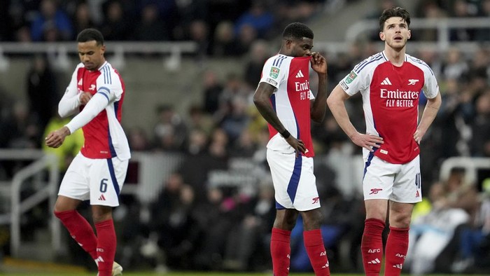 Arsenals Gabriel, from left, Arsenals Thomas Partey and Arsenals Declan Rice stand together during the English League Cup soccer match between Newcastle United and Arsenal at St. James Park stadium in Newcastle, England, Wednesday, Feb. 5, 2025.(AP Photo/Jon Super)