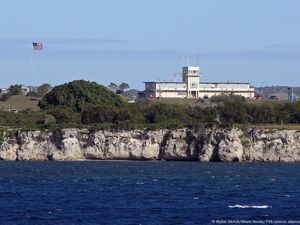 AS Mulai Terbangkan Imigran Ilegal ke Kamp Guantanamo