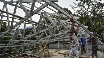 Atap Rumah Rusak-Pohon Tumbang Diterjang Angin Kencang di Ciamis