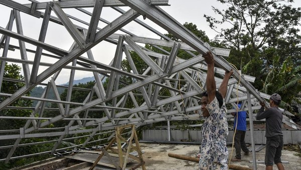 Atap Rumah Rusak-Pohon Tumbang Diterjang Angin Kencang di Ciamis