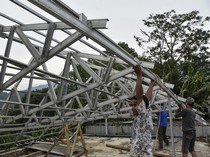 Atap Rumah Rusak-Pohon Tumbang Diterjang Angin Kencang di Ciamis