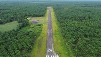 Bandara yang awalnya melayani penerbangan pesawat kecil ke Pekanbaru itu berhenti beroperasi sejak tahun 2021, pemerintah daerah setempat mengharapkan Kementerian Perhubungan dapat memberikan kembali jadwal penerbangan karena sangat penting untuk mitigasi bencana dan mempermudah akses. 
