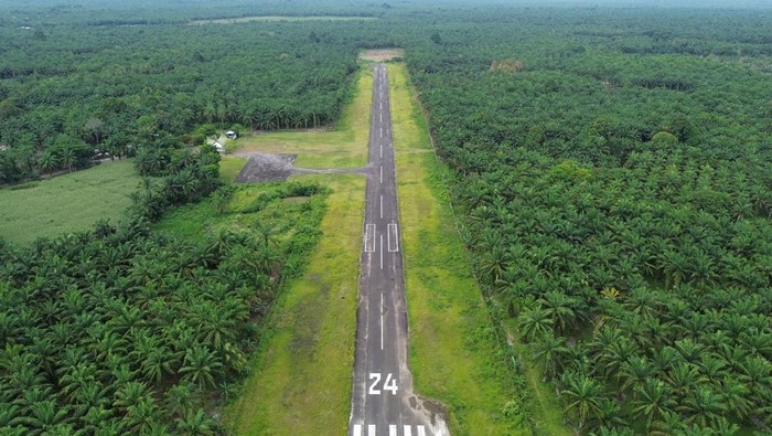 Warga berjalan di depan kantor Bandara Pusako Anak Nagari yang sudah tidak beroperasi di Pasaman Barat, Sumatera Barat, Rabu (5/2/2025). Bandara yang awalnya melayani penerbangan pesawat kecil ke Pekanbaru itu berhenti beroperasi sejak tahun 2021, pemerintah daerah setempat mengharapkan Kementerian Perhubungan dapat memberikan kembali jadwal penerbangan karena sangat penting untuk mitigasi bencana dan mempermudah akses, ANTARA FOTO/Iggoy el Fitra/tom.