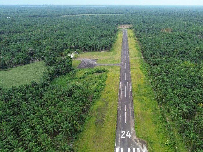 Bandara tidak beroperasi di Pasaman Barat Warga berjalan di depan kantor Bandara Pusako Anak Nagari yang sudah tidak beroperasi di Pasaman Barat, Sumatera Barat, Rabu (5/2/2025). Bandara yang awalnya melayani penerbangan pesawat kecil ke Pekanbaru itu berhenti beroperasi sejak tahun 2021, pemerintah daerah setempat mengharapkan Kementerian Perhubungan dapat memberikan kembali jadwal penerbangan karena sangat penting untuk mitigasi bencana dan mempermudah akses, ANTARA FOTO/Iggoy el Fitra/tom.