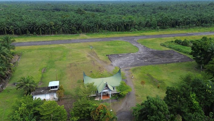 Bandara tidak beroperasi di Pasaman Barat Warga berjalan di depan kantor Bandara Pusako Anak Nagari yang sudah tidak beroperasi di Pasaman Barat, Sumatera Barat, Rabu (5/2/2025). Bandara yang awalnya melayani penerbangan pesawat kecil ke Pekanbaru itu berhenti beroperasi sejak tahun 2021, pemerintah daerah setempat mengharapkan Kementerian Perhubungan dapat memberikan kembali jadwal penerbangan karena sangat penting untuk mitigasi bencana dan mempermudah akses, ANTARA FOTO/Iggoy el Fitra/tom.