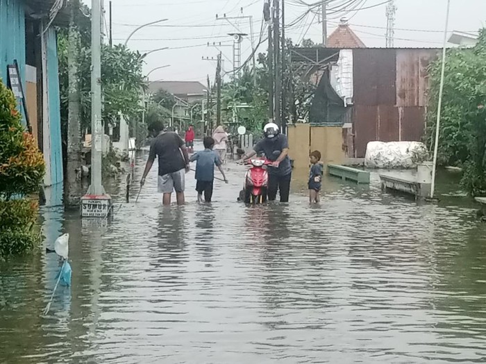 Banjir melanda Kecamatan Genuk dan Kecamatan Pedurungan, Kota Semarang, Kamis (6/2/2025).