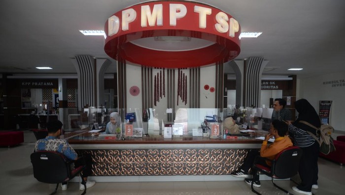 Warga mengajukan pendaftaran nomor induk berusaha (NIB) di Mal Pelayanan Publik (MPP) Boyolali, Jawa Tengah, Kamis (6/2/2025). Berdasarkan data Dinas Penanaman Modal dan Pelayanan Terpadu Satu Pintu (DPMPTSP) Kabupaten Boyolali dari tanggal satu hingga lima Februari 2025 pemohon NIB perdagangan eceran gas elpiji meningkat yaitu 82 pemohon dibandingkan bulan Januari 2025 hanya 50 pemohon. ANTARA FOTO/Aloysius Jarot Nugroho/foc.
