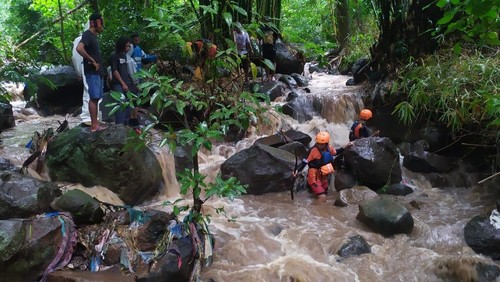 Tim SAR Gabungan Maumere mencari korban di aliran Sungai Riangkotek, Kamis (6/2/2025).