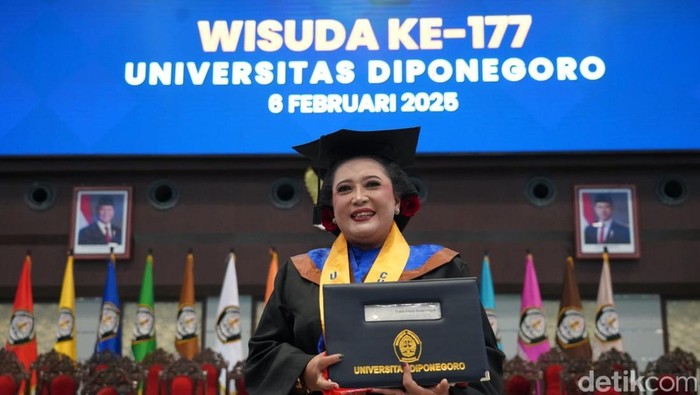 Bupati Gunungkidul terpilih, Endah Subekti Kuntariningsih saat wisuda S2 di Universitas Diponegoro (Undip), Semarang, Jawa Tengah, Kamis (6/2/2025).