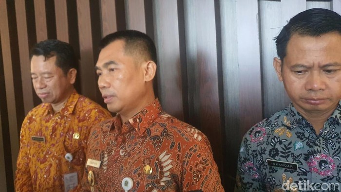 Bupati Gunungkidul, Sunaryanta (tengah) saat memberikan keterangan di Wonosari, Gunungkidul, Kamis (6/2/2025).