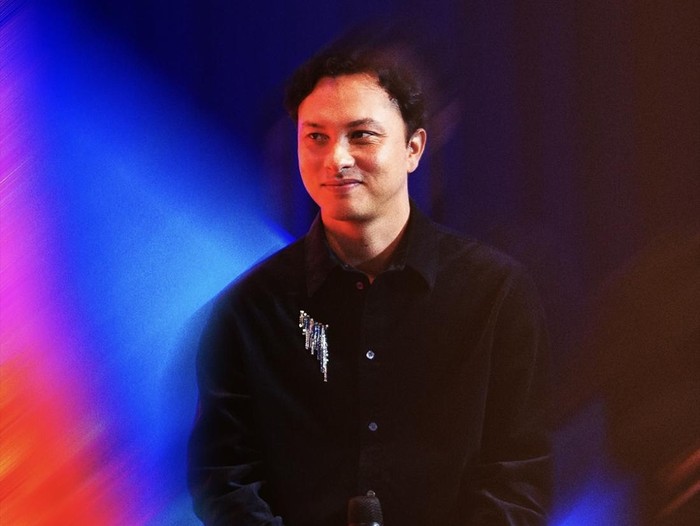 Comeback Nicholas Saputra Jadi Desainer Perhiasan, Kenakan Brooch Multifungsi