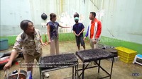 Terakhir ada area belakang dapur terbuka, area ini biasa digunakan untuk memanggang makanan, salah satunya untuk membuat ayam taliwang.   Foto: FYP Trans7