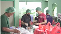 Di sudut lain, ada area yang dilengkapi dengan meja-meja stainless still. Spot ini digunakan untuk mengemas produk makanan. Foto: FYP Trans7