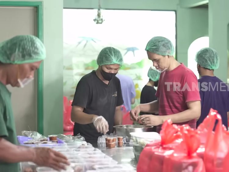 Potret Dapur Ci Mehong untuk Bikin Kue Lapis dan Ayam Taliwang