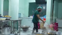 Ruangan ini yang biasa digunakan untuk menu katering. Ruangannya luas dengan meja stainless steel, dan banyak kompor juga wajan besar. Foto: FYP Trans7