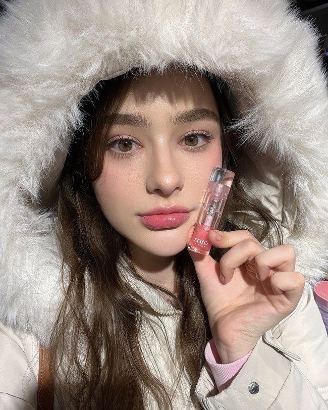 Di sini, Dasha Taran eksis sebagai selebgram kecantikan yang penghasilannya cukup besar. “Aku kebanyakan bekerja sama dengan brand kosmetik. Aku menghasilkan cukup uang untuk hidup,” Foto: Instagram @taaarannn