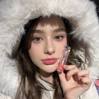 Di sini, Dasha Taran eksis sebagai selebgram kecantikan yang penghasilannya cukup besar. “Aku kebanyakan bekerja sama dengan brand kosmetik. Aku menghasilkan cukup uang untuk hidup,” Foto: Instagram @taaarannn