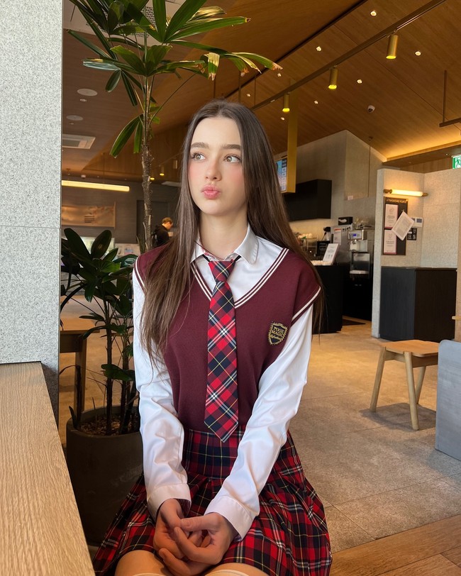 Dalam wawancara, Dasha ditanya mengenai apakah kecantikannya hasil operasi plastik yang langsung dijawab dengan tegas. “Tidak, aku benar-benar natural. Kamu tidak percaya kan karena aku terlalu cantik?” kata wanita yang lancar berbahasa Korea itu. Foto: Instagram @taaarannn