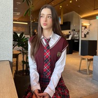 Dalam wawancara, Dasha ditanya mengenai apakah kecantikannya hasil operasi plastik yang langsung dijawab dengan tegas. “Tidak, aku benar-benar natural. Kamu tidak percaya kan karena aku terlalu cantik?” kata wanita yang lancar berbahasa Korea itu. Foto: Instagram @taaarannn