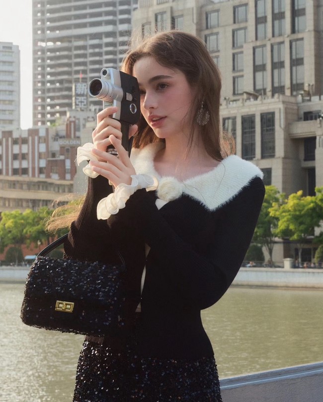 Sosoknya sering bikin penasaran, Dasha baru-baru ini tampil di sebuah acara YouTube ‘No Back Tak Jae Hoon’ di mana ia mengungkap kehidupannya selama di Korea dan kecantikannya. Foto: Instagram @taaarannn