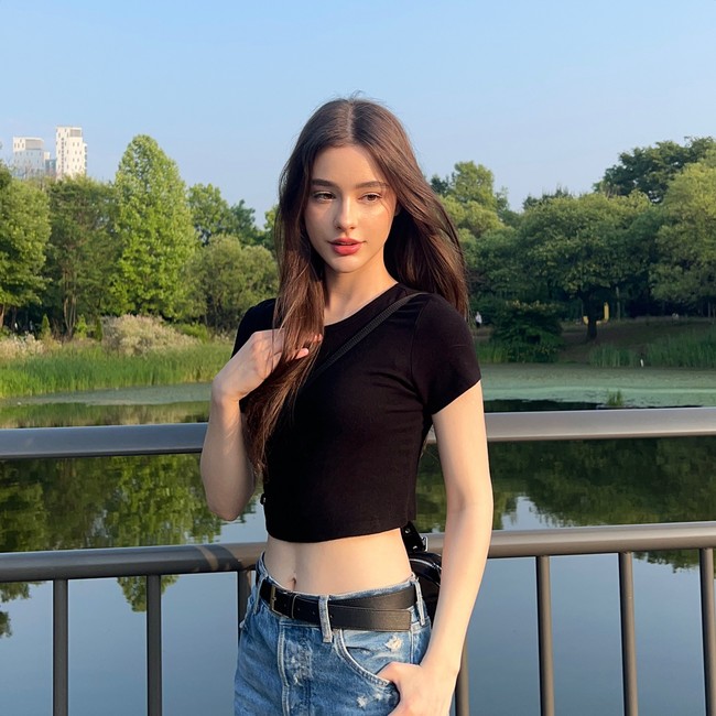 Dasha Taran adalah model keturunan Ukraina-Rusia yang populer di Korea Selatan. Kecantikan selebgram tersebut yang sering disebut bak boneka membuat netizen jatuh cinta.Foto: Instagram @taaarannn