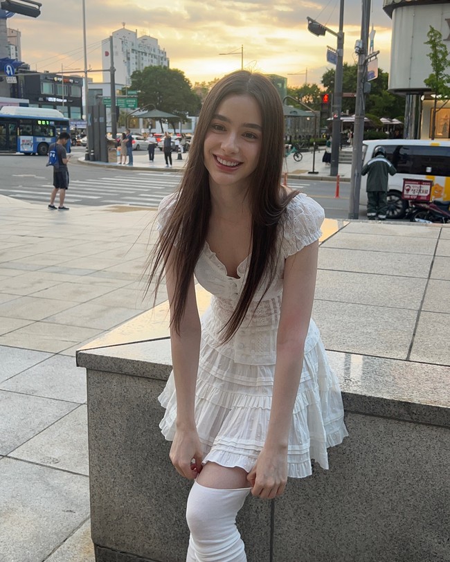 Dasha juga mengungkap kisah kepindahannya ke Korea. “Aku pergi ke Korea pada 2018 dan jatuh cinta kepada negara ini. Aku membeli banyak kosmetik dan menonton BTS,” ujarnya. Foto: Instagram @taaarannn