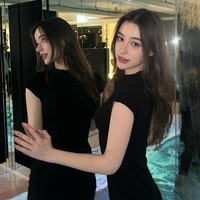 “Tolong bantu aku menemukan pacar. Aku tidak punya tipe tertentu tapi aku pikir kepribadian adalah faktor paling penting. Kepribadian lebih penting dari penampilan. Hal lain adalah dompet,” ujarnya yang langsung dikoreksi. “Oh, aku sedikit keliru. Bukan dompet tapi pekerjaan,” kata Dasha yang membuat pembawa acara dan kru tertawa. Foto: Instagram @taaarannn