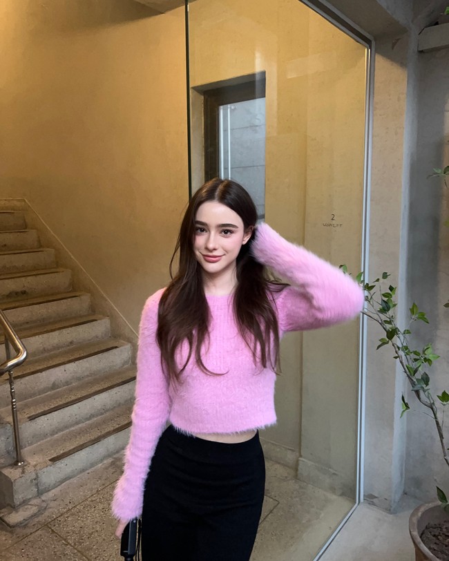 Punya wajah menawan, tentu pesona Dasha Taran menuai perhatian dari para pria. Tapi wanita dengan lebih dari 20 juta follower itu mengaku sedang tidak punya pacar.  Foto: Instagram @taaarannn