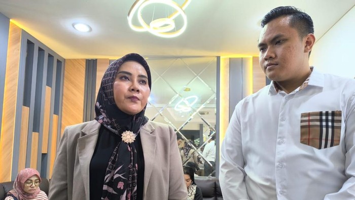 Debby pengacara POD, istri Ichlas saat berada di Polres Gresik