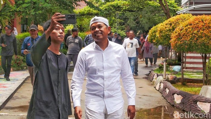 Dedi Mulyadi saat meninjau SMAN 4 Karawang