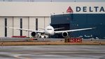 Detik-detik Sayap Japan Airlines Tabrak Buntut Delta Air Lines