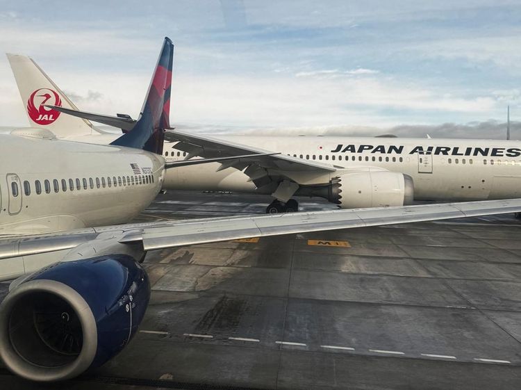 Detik-detik Sayap Japan Airlines Tabrak Buntut Delta Air Lines