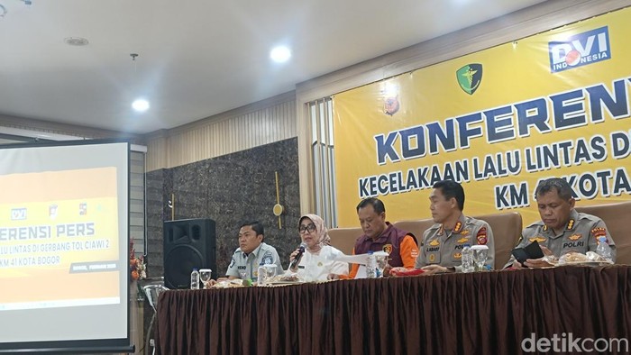 Direktur Utama RSUD Ciawi dr Fusia Mediawaty dalam konferensi pers terkait kecelakaan maut GT Ciawi di RSUD Ciawi, Rabu (5/2/2025). Foto: Rizky/detikcom.