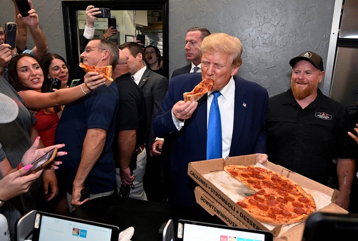 cara makan pizza ala Donald Trump
