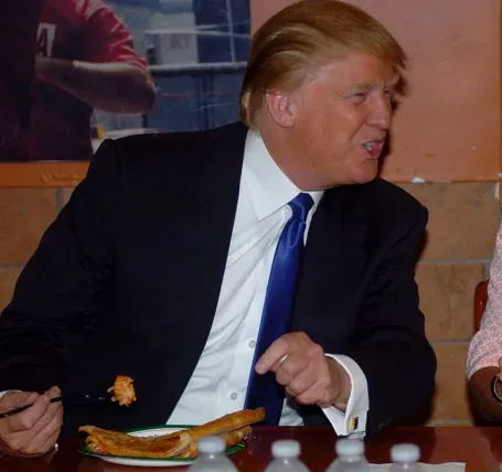 cara makan pizza ala Donald Trump
