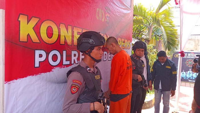 EH, pria pengangguran asal Jombang, Jatim, yang tertangkap basah saat membobol ATM di Jalan Bypass Ngurah Rai dihadirkan saat konferensi pers di Polsek Denpasae Selatan, Kamis (6/2/2025). (Aryo Mahendro/detikBali)