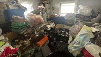 Neneknya suka menimbun barang (hoarder). Dalam dua hari, cucunya membersihkan ruangan penuh barang ini. Foto: Some_Guy_joe via Bored Panda