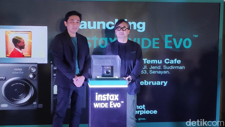 Fujifilm Rilis Instax Wide Evo