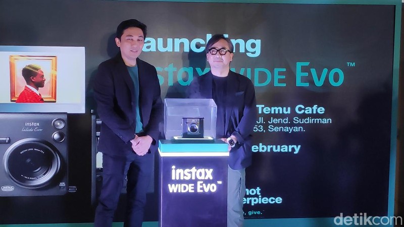 Fujifilm Rilis Instax Wide Evo