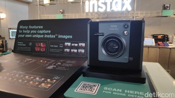 Instax Wide Evo menggunakan layar TFT seluas 3,5 cm. Bodinya berdimensi 138,7 mm × 125 mm × 62,8 mm lebih bongsor dibandingkan Instax Mini Evo di 123 mm x 87 mm x 36 mm. Foto: Prima Fauzi/detikcom