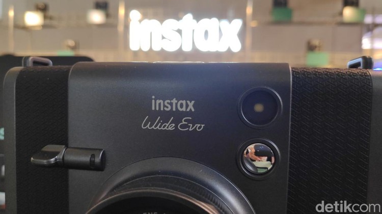 Fujifilm Rilis Instax Wide Evo