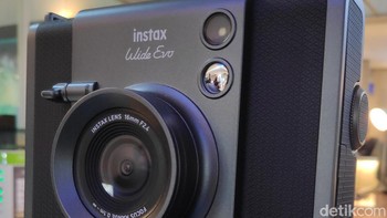 Fujifilm merilis Instax Wide Evo ke pasar Indonesia dengan banderol Rp 5.999.000 yang khusus diberikan selama bulan Februari 2025. Foto: Prima Fauzi/detikcom