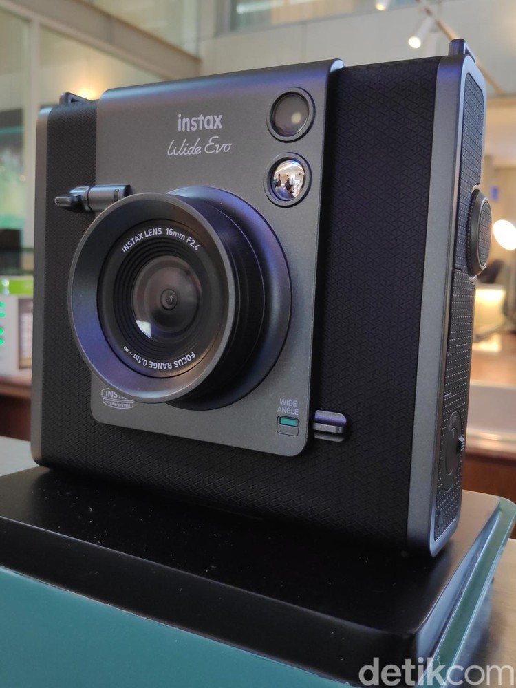 Fujifilm Rilis Instax Wide Evo