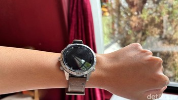 Dalam mode smartwatch, perangkat ini dapat bertahan hingga 16 hari penggunaan dan proses pengisian ulang hingga 100% membutuhkan waktu kurang dari satu jam. Jam tangan ini dapat dipesan melalui Garmin Brand Stores Offline di seluruh Indonesia dan Garmin Official Online Stores di Tokopedia. Foto: detikINET/Josina