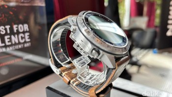 Jam tangan ini menggoda konsumen dengan bahan material premium yakni baja Damamskus yang membuat jam tampak mewah dan tahan banting. Foto: detikINET/Josina