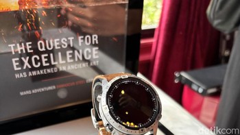 Garmin merupakan smartwatch pertama yang dibuat dari bahan Damascus Steel. Tidak ada dua jam yang sama karena masing-masing memliki pattern yang berbeda-beda, kata Marcom Senior Manager Garmin Indonesia Chandrawidhi Desideriani dalam acara peluncuran Garmin MARQ Damascus, Kamis (6/2/2025) di Jakarta. Foto: detikINET/Josina