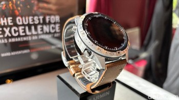 Baja Damaskus merupakan material yang unik karena memiliki durabilitas luar biasa namun tetap fleksibel. Proses pembuatannya melewati banyak tahap yang rumit dan membutuhkan keahlian khusus untuk menciptakan lapisan baja dengan pola unik pada setiap jam. Foto: detikINET/Josina