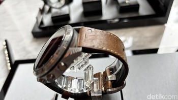 Damaskus steel ini dibuat prosesnya melewati lebih dari 50 tahap dan memakan waktu sekitar 6 bulan. Tiga bulan proses awalnya dan 3 bulan lagi finishing. Sehingga menciptakan material yang unggul. Foto: detikINET/Josina