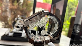 Garmin MARQ Adventurer Damascus Steel Edition menggunakan layar sentuh AMOLED yang dilindungi lensa safir tahan gores dengan desain melengkung. Layarnya dikelilingi bezel yang diukir dengan kompas 360 derajat sebagai alat navigasi. Foto: detikINET/Josina